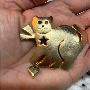 Vintage ultra craft gold tone cat Gold Cat Brooch with Heart Charm